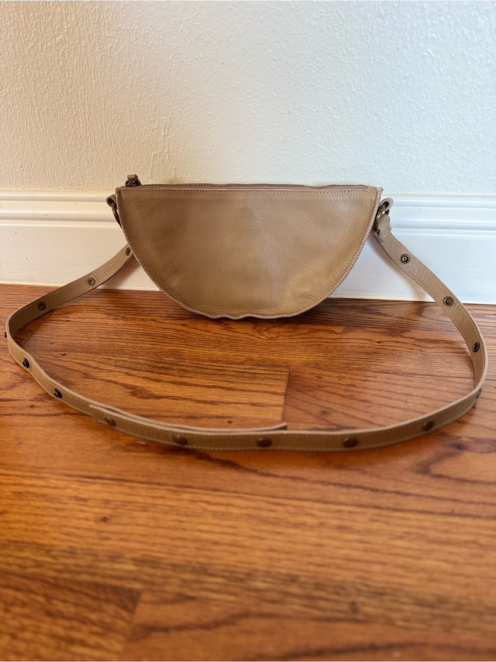 Lyons Leather Seashell Bee Bag